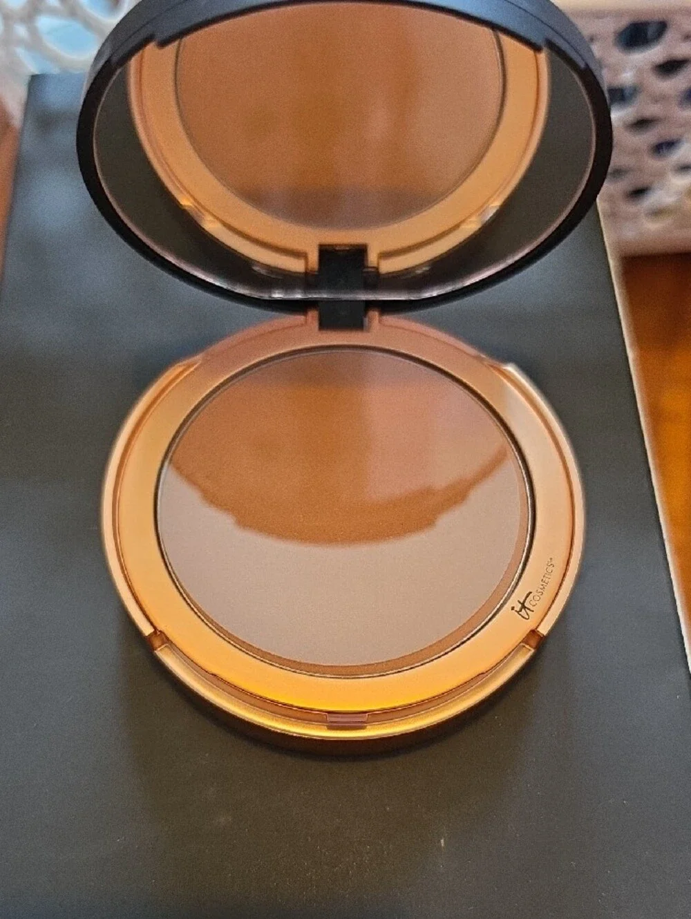 it cosmetics Bye Bye Pores Bronzer in Peach Bronze Packaging